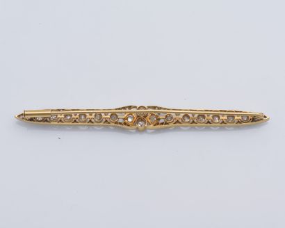 null Broche barrette en or jaune 18 carats (750 ‰) et platine (950 ‰) ornée de diamants...