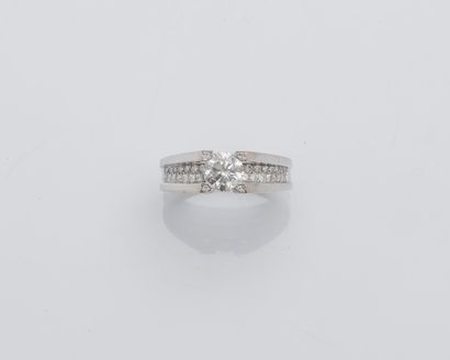 null Bague solitaire en or gris 18 carats (750 ‰) sertie d’un diamant taillé en brillant...