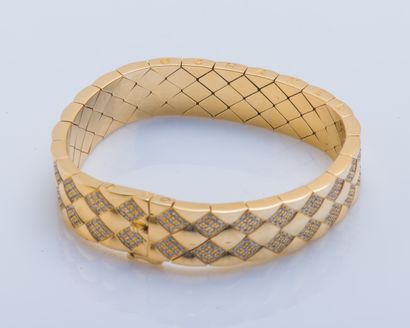 CHANEL vers 2010
Bracelet de la collection Matelassé formant un large ruban en or...