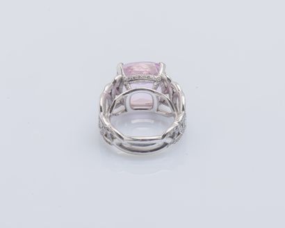 null Platinum (950 ‰) band ring drawing interlacing set with brilliant-cut diamonds...