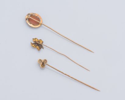 null Lot of three 18K yellow gold (750 ‰) tie pins, one adorned with a shell cameo...