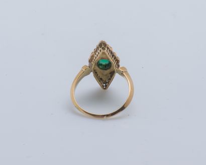 null Bague marquise en or jaune 14 carats (585 ‰) ornée d’un cabochon de chrysoprase...