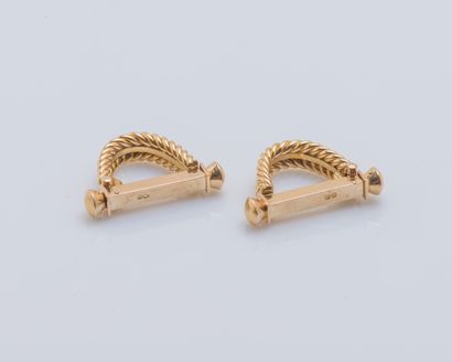 null Pair of 18K (750 ‰) yellow gold cufflinks with stirrup shape and twisted decoration....