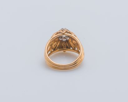 null Bague dôme en or jaune 18 carats (750 ‰) et platine (950 ‰) sertie d’un diamant...