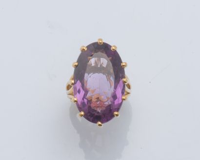 null Important 18K yellow gold ring (750 ‰) adorned with an oval amethyst calibrating...