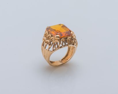 null 18K (750 ‰) yellow gold ring set with a rectangular synthetic orange sapphire...