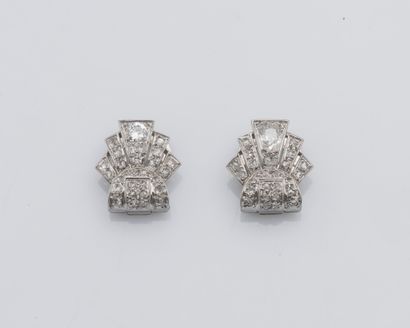null Paire de clips en platine (950 ‰) stylisant des coquilles serties de diamants...