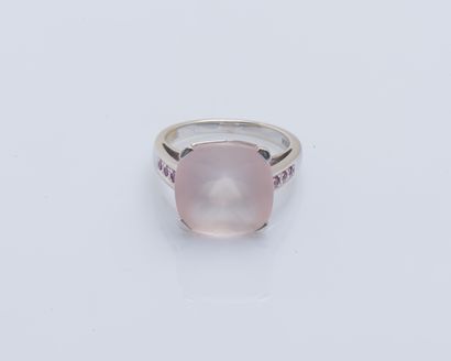 MAUBOUSSIN Bague en or gris 18 carats (750 ‰) sertie d’un quartz rose carré épaulé...