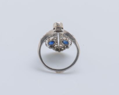 null Platinum (950 ‰) aigrette ring set with an old-cut diamond, two oval sapphires...