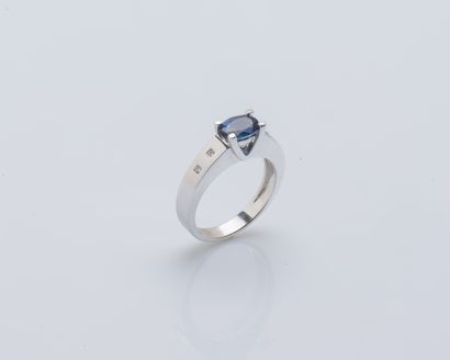 null 18K (750 ‰) white gold ring set with a heated oval sapphire weighing approximately...