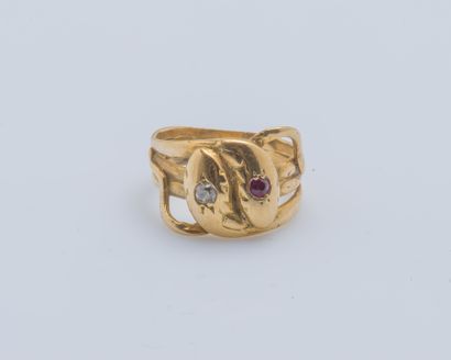 null 18K yellow gold (750 ‰) snake ring adorned with two confronting snake heads...
