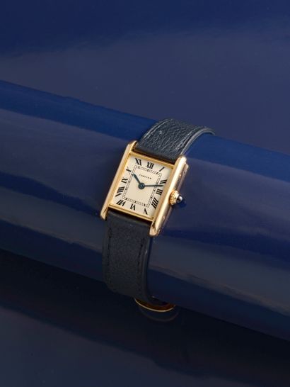 CARTIER Montre Tank de dame, le boîtier rectangulaire en or jaune 18 carats (750...