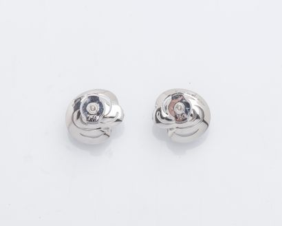 TTF Paire de boutons d’oreilles volute en or gris 18 carats (750 ‰) serti chacun...