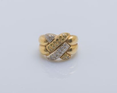 null Bague bandeau en or jaune 18 carats (750 ‰) à motif tressé serti de diamants...