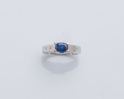 null 18K (750 ‰) white gold ring set with a heated oval sapphire weighing approximately...