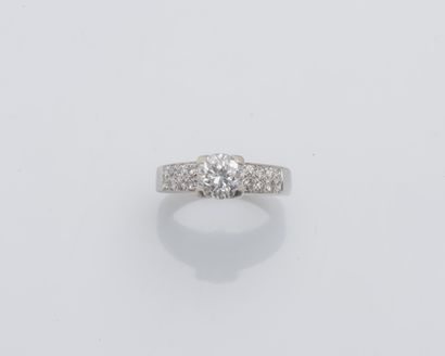 null Bague solitaire en or gris 18 carats (750 ‰) sertie d’un diamant taillé en brillant...