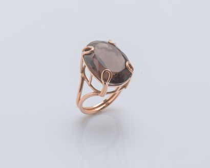 null 14K rose gold ring (585 ‰) set with a large oval smoky quartz held by four claws...