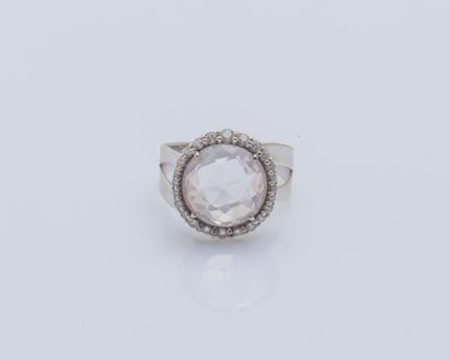 null Bague en or gris 18 carats (750 ‰) sertie d’un quartz rose rond facetté entouré...