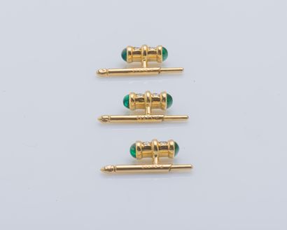 BOUCHERON Trois boutons de plastron «Vendôme» en or jaune 18 carats (750 ‰) sertis...