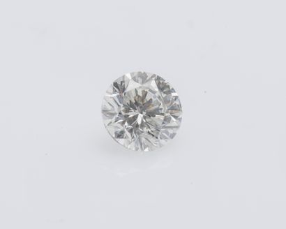 null Un diamant taillé en brillant sous pli pesant 0,71 carat.