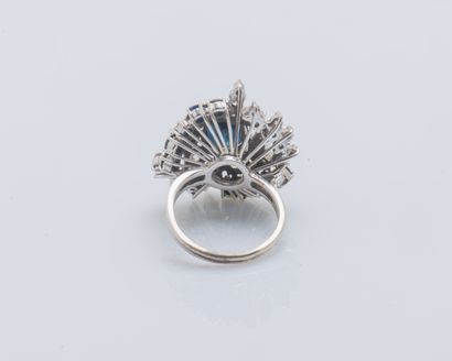 null Importante bague fleur en or gris 18 carats (750 ‰) ornée d’un saphir ovale...