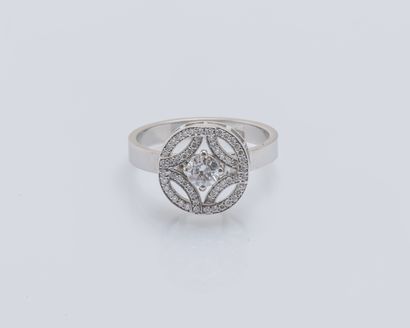 null Bague en or gris 18 carats (750 ‰), le chaton rond ajouré serti d’un diamant...