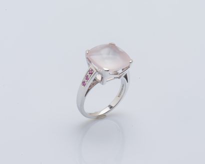 MAUBOUSSIN Bague en or gris 18 carats (750 ‰) sertie d’un quartz rose carré épaulé...