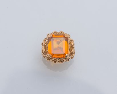null Bague en or jaune 18 carats (750 ‰) ornée d’un saphir orange de synthèse rectangulaire...