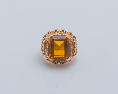 null Bague en or jaune 18 carats (750 ‰) ornée d’un saphir orange de synthèse rectangulaire...