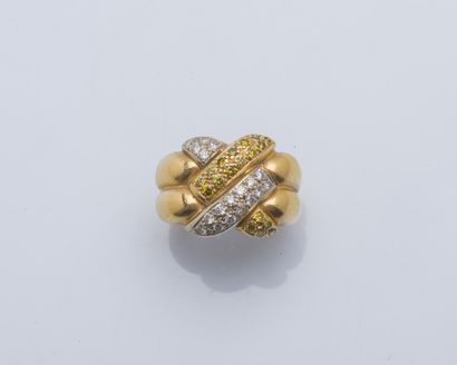 null Bague bandeau en or jaune 18 carats (750 ‰) à motif tressé serti de diamants...