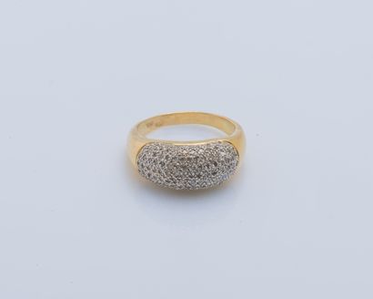 null Bague jonc bombée en or jaune 18 carats (750 ‰) sertie de petits diamants ronds....