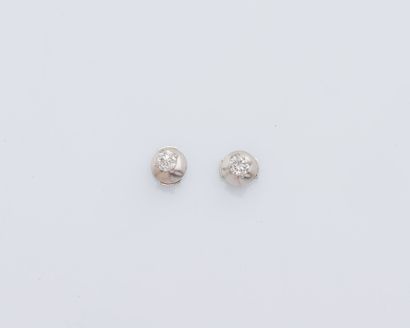 null Paire de puces d’oreilles en or gris 18 carats (750 ‰) sertie chacune d’un diamant...