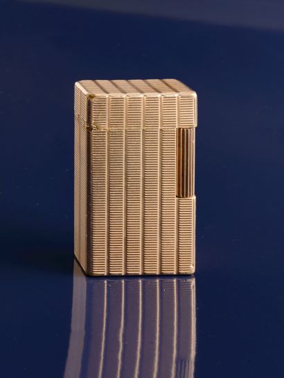 DUPONT Rectangular lighter with yellow gold plating and guilloche decoration. Signed...