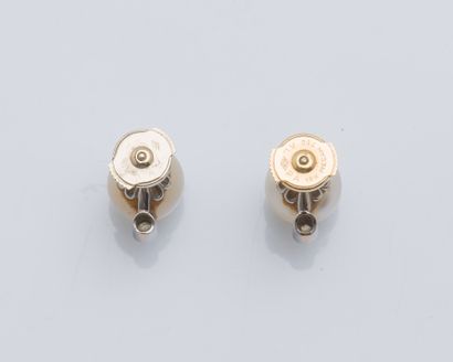 null Pair of 18K (750 ‰) white gold ear studs each set with a cultured pearl approximately...