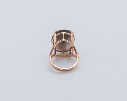 null 14K rose gold ring (585 ‰) set with a large oval smoky quartz held by four claws...