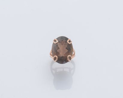 null Bague en or rose 14 carats (585 ‰) sertie d’un important quartz fumé ovale retenu...