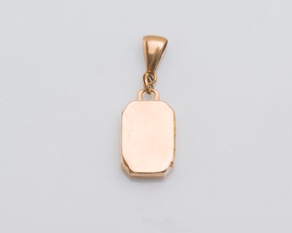 null 18K yellow gold (750 ‰) souvenir pendant of rectangular shape with cut sides,...