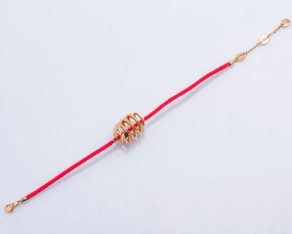 TTF Bracelet formé d’un pendentif dessinant un cochon en fils d’or en or rose 18...