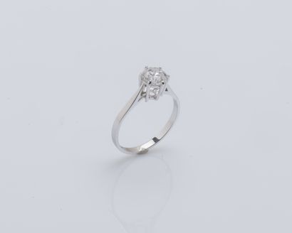 null Bague solitaire en or gris 18 carats (750 ‰) sertie d’un diamant taillé en brillant...
