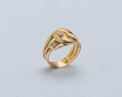 null 18K yellow gold (750 ‰) snake ring adorned with two confronting snake heads...