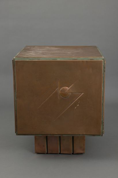 null Meuble cube moderniste en cuivre martelé orné toutes faces de motifs géométriques,...