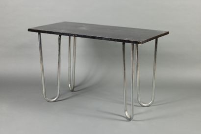 Table rectangulaire en bois laqué noir, et...