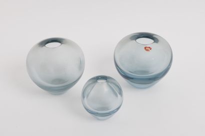 null Per LUTKEN (1916-1998), HOLMEGAARD Denmark
Set of three bluish glass ball vases....