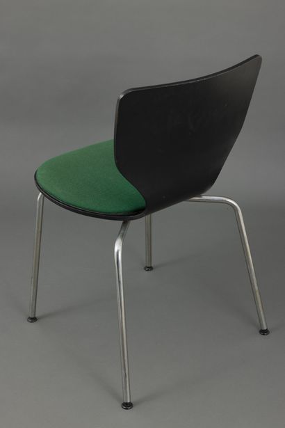 null Dans le goût d'Arne JACOBSEN (1902-1971)
Chaise en bois contreplaqué laqué noir...