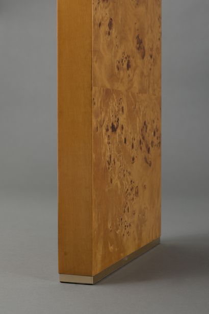 null Elm burl veneer console with gilded brass trim. 
Work from the 1980s. 
Size:...