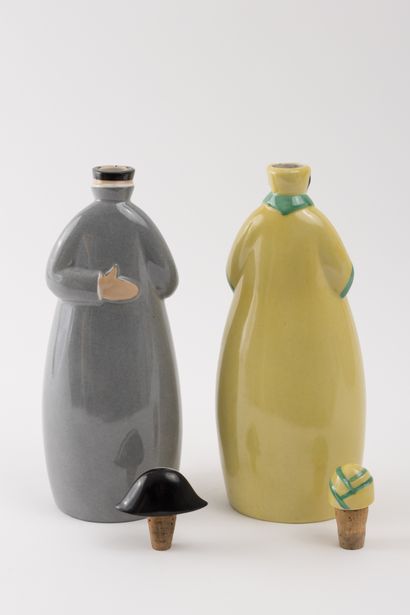 null ROBJ 
Paire de bouteilles en céramique émaillée figurant des personnages. 
H....