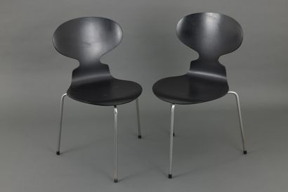 null Arne JACOBSEN (1902-1971), Edition Fritz Hansen 
Paire de chaises modèle fourmi...