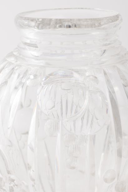null Vase ovoïde en cristal taillé à décor rainuré et perlé. 
Travail Art Deco. 
H....