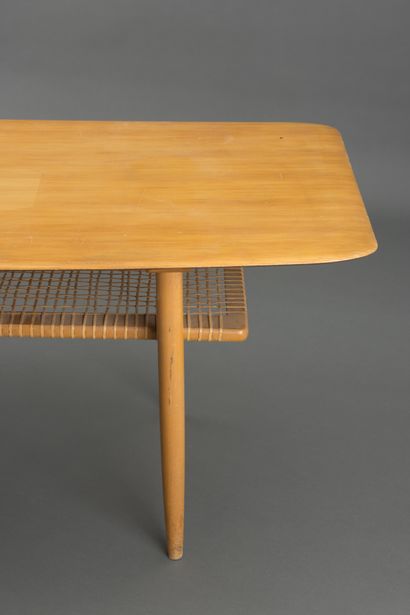 null OPAL Kleinmobel, vers 1960 
Large table basse en bois blond, entrejambe en rotin...