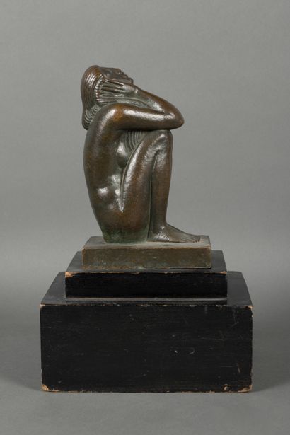 null Jean PIÉ (1890-?) 
Femme assise 
Épreuve en bronze à patine brune sur socle...